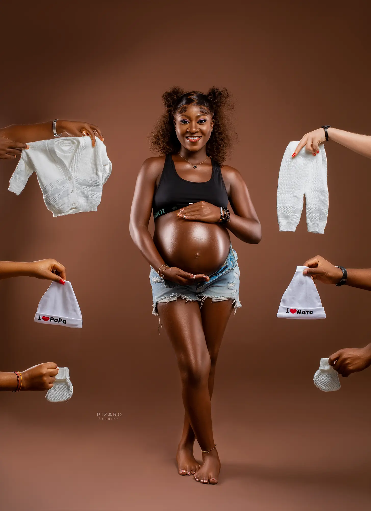 Pizaro Studios maternity session — gender-reveal concept with 'I love papa & mama' keepsakes