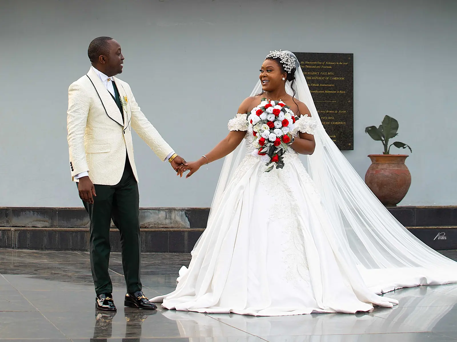 Pizaro Studios wedding — Hand in Hand